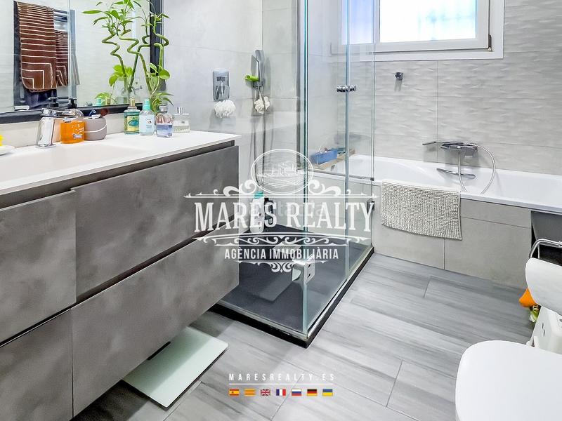 Foto 60e22d41-31e2-44e2-a7e7-36878eb9dab8. Casa  con licencia turística y placas solares. en Lloret de Mar