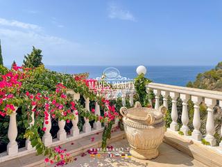 Xalet a Canyelles. Villa de lujo con vistas directas al mar en primera línea