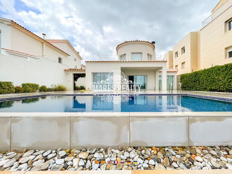 Foto bb3e83cb-81a3-4586-9926-6d2e900a9901. Casa lujosa casa reformada en primera línea de mar en la costa brava en Escala (L´)