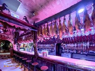 Local commercial à Calella. Taberna en funcionamiento con vivienda para inversión