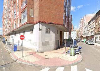 Aparcament de moto  Calle cistérniga. Plaza de garaje para coche muy pequeño o moto.