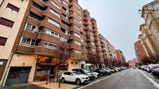 Pis  Calle de concha velasco. Piso de 4 dormitorios y 2 baños, con plaza de garaje y trastero.