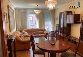Piso  Calle doctor cazalla. Piso en el centro, de 3 dormitorios y 2 baños, con garaje y tras