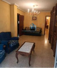 Pis  Calle olmedo. Piso de 3 dormitorios, 2 baños, garaje, trastero y ascensor.