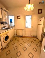 Pis  Calle pedro de la gasca. Piso de 4 dormitorios y 2 baños, con patio en el centro de la ci