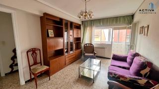 Pis  Calle del arca real. Piso de 3 dormitorios y 1 baño en edificio con ascensor.