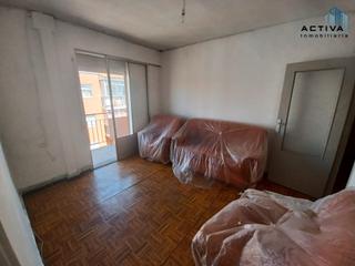 Piso  Calle serafín. Piso de 3 dormitorios y 1 baño, en edificio con ascensor.