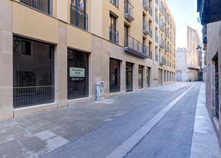 Location Local commercial à Carrer de l'arc del teatre 10. Local en bruto en edificio de obra nueva. se estudian ofertas.