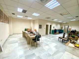 Bureau à Calle canónigo molina alonso 2. Oficina de gran tamaño con 45 metros escriturados como vivienda