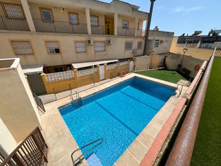 Duplex à Retamar. Dúplex con gran patio y terraza en retamar. almería