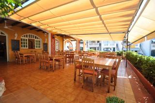 Casa aparellada a Na Macaret. Restaurante con licencia y apartamento a 10 metros de la playa d