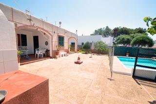 Chalet in Cala Blanca. Chalet con piscina en cala'n blanes