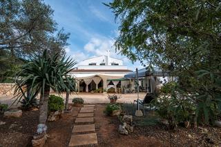 Masia a Sant Lluís-S´Ullestrar-Torret. Casa típica menorquina con terreno de cultivo y vistas al mar