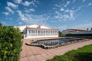 Chalet à Alaior Poble. Chalet de grandes dimensiones con piscina y apartamento para inv