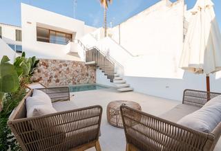 Appartement à Ciutadella. Fantástico 1º piso de lujo con patio y piscina privada en el cas
