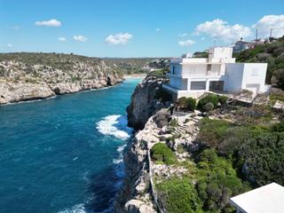 Chalet à Cala en Porter. Villa moderna de lujo tendida sobre un acantilado