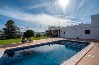 Chalet en Cala Blanca. Encantadora casa de campo con piscina y jardín