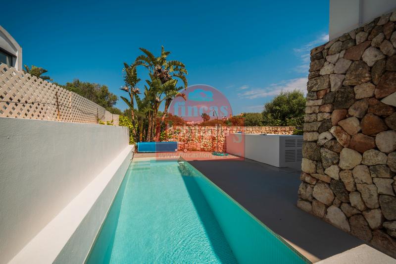 Foto 5d77085f-b506-45a4-aabe-1552022fce4a. Xalet amb xemeneia piscina a Cala Blanca Ciutadella de Menorca