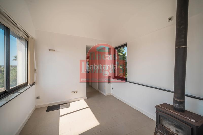 Foto 7e2df0d5-d707-42fe-865c-95504f20c99b. Xalet amb xemeneia piscina a Cala Blanca Ciutadella de Menorca