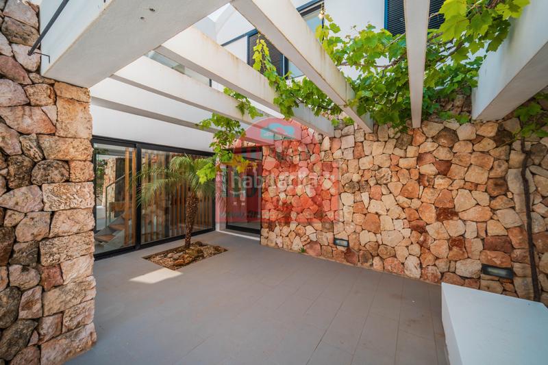 Foto b7338e8f-a083-4963-b588-a090ee0a3be1. Xalet amb xemeneia piscina a Cala Blanca Ciutadella de Menorca