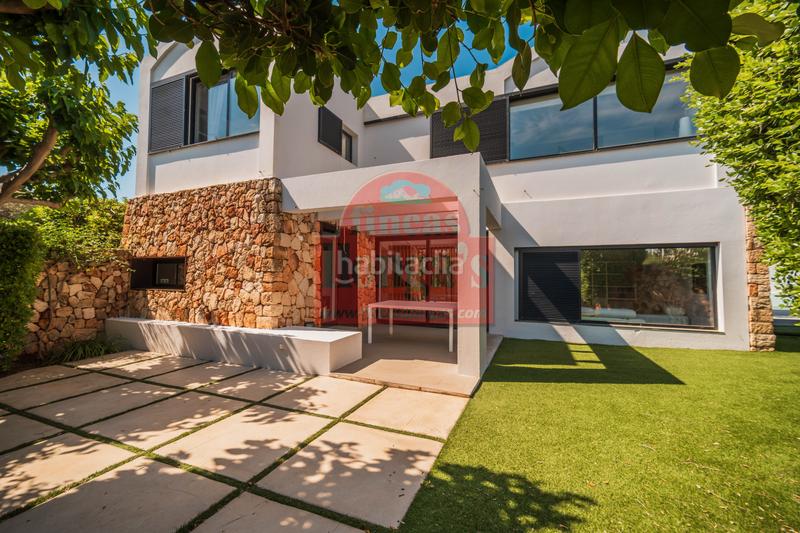 Foto c46ffec2-78bf-4f93-93f1-5fcbfd5a3f40. Xalet amb xemeneia piscina a Cala Blanca Ciutadella de Menorca