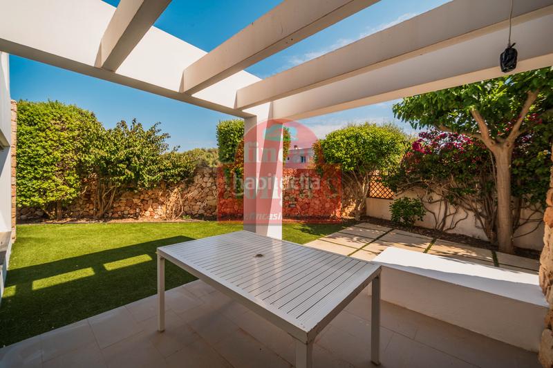 Foto c87609ad-bd2c-469c-aea8-173fb8a53a75. Xalet amb xemeneia piscina a Cala Blanca Ciutadella de Menorca