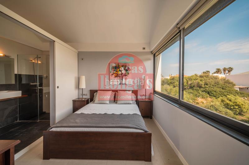 Foto f52643ba-daee-423d-a10b-345cfe075a98. Xalet amb xemeneia piscina a Cala Blanca Ciutadella de Menorca