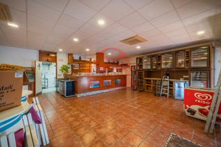 Local commercial à Cala d´En Bosch-Serpentona. Se vende restaurante en funcionamiento en cala'n bosch – primera
