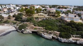 Terrain résidentiel à Cala Blanca. Exclusivo solar en primera línea de mar sobre la playa grande de