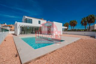 Chalet à Cala Blanca. Chalet con piscina y garaje nuevo  a estrenaren son blanc
