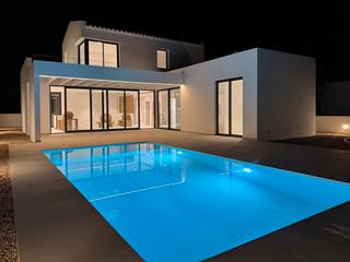 Chalet à Cala Blanca. Chalet en construcción con piscina y garaje en son blanc