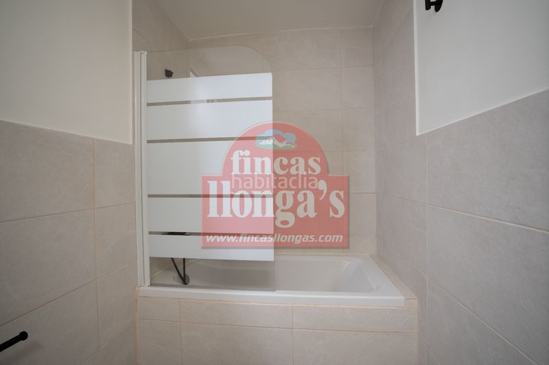 Foto 446d3396-293a-4178-b3c9-d67daefc0031. Casa pareada apartamento reformado con terraza en cala’n bosch en Ciutadella de Menorca