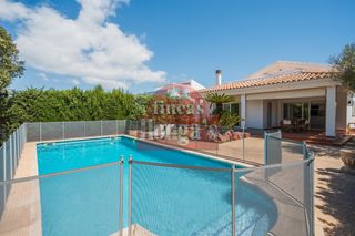 Chalet in Cala Blanca. Chalet con licencia turística en zona sa caleta
