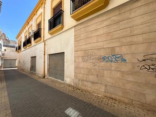 Local Comercial a San Mateo. Local comercial con amplia fachada a dos calles