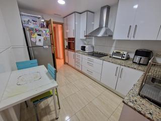 Appartement à Casco Antiguo. Piso céntrico con terraza, garaje y comodidades.