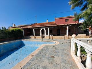 Casa in Marchena. Finca rural con 4 viviendas y nave