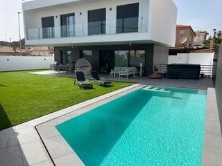 Xalet a Calabardina. Vivienda moderna con piscina, jardín, gimnasio y terraza panorám