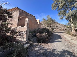 Casale in Casco Antiguo. Vivienda con terreno de 2 hectáreas en plena naturaleza