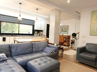 Maison jumelée à Sutullena. Chalet pareado, con 5 dormitorios y jardín, a la venta en cervan