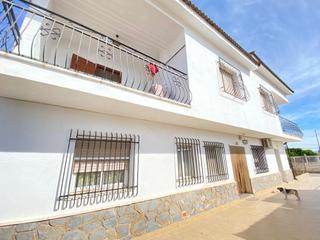 Chalet en Pulgara. Casachalet con doble vivienda y dos naves industriales a un paso