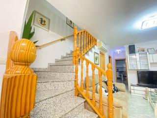 Reihenhaus in Los Ángeles - Apolonia. Espectacular duplex en barrio apolonia con dormitorio en planta