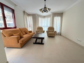 Apartamento en Casco Antiguo. Amplio apartamento en el corazón de águilas a solo 150 metros de
