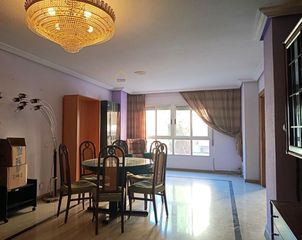 Etagenwohnung in Santiago. Piso exterior, de tres dormitorios y garaje en la avenida juan c