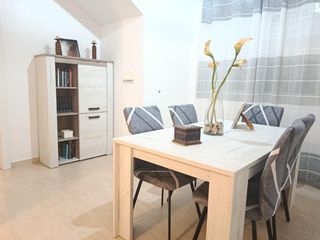 Maison à San José. Casa adosada, 4 dormitorios, 3 baños, terraza y cochera, centro