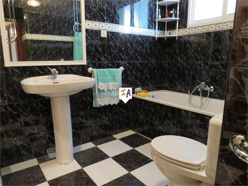 Foto 80c420be-f34d-4165-b6f8-2bef049cc053. Casa adossada a Alcaudete