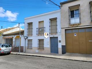 Casa adossada a Lora de Estepa