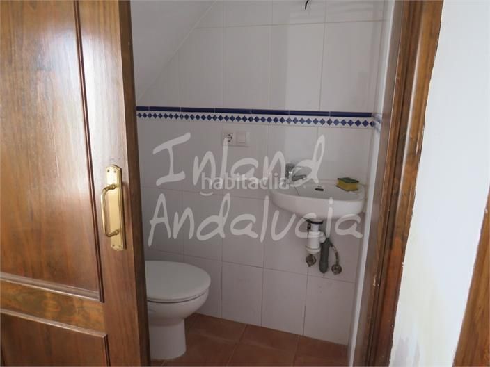 Foto dce521d5-aaa5-4c29-88cb-10ea092bb9cd. Casa adossada amb aparcament a Alcaudete