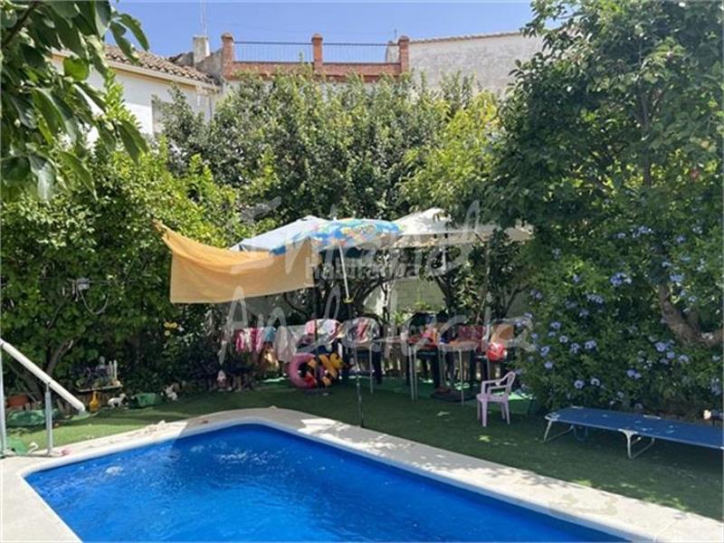 Foto f124f902-c84f-4271-af98-ec5864f6c47f. Casa adossada amb aparcament piscina a Moclín