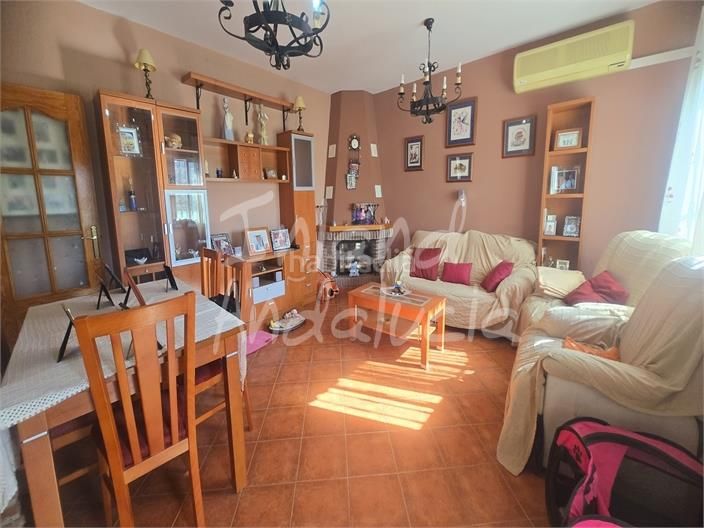 Foto 0420e56a-fb7a-4c02-aaef-f13c0ab4b8b5. Chalet with parking in Alcaucín