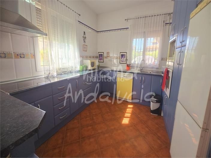 Foto 373a278b-131f-415d-acf5-a1c8dced5671. Chalet with parking in Alcaucín
